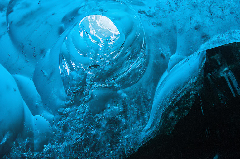 Las cuevas de hielo bajo Mendenhall Glacier