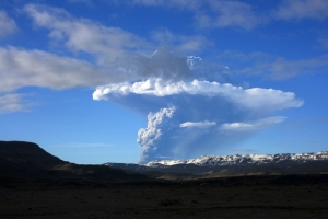 Cancelan 500 vuelos en Gran Bretaña por las cenizas del volcán de Islandia 