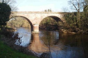 El puente de Overtoun en Escocia