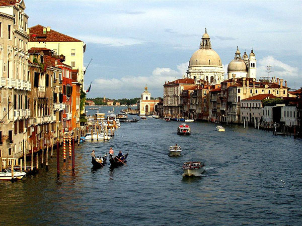 Venecia lucha por mantenerse a flote