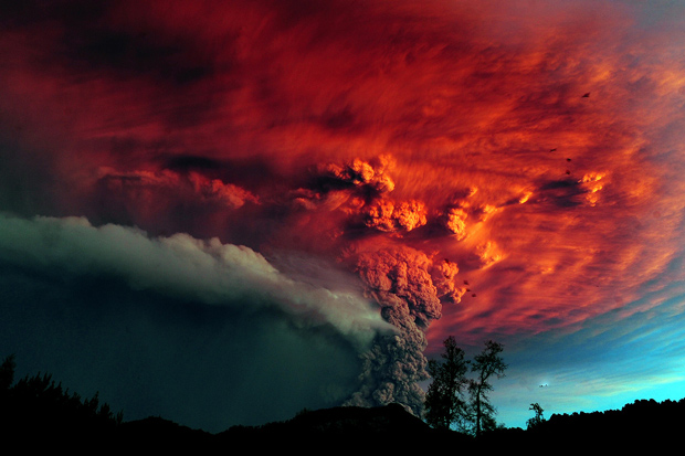 Suspenden vuelos en Sudámerica por volcán en erupción en Chile